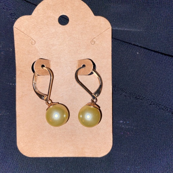 Ladies simulated pearl earrings - Picture 2 of 3